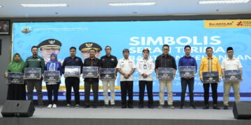 Gubernur Serahkan Bankeu Parpol Secara Simbolis