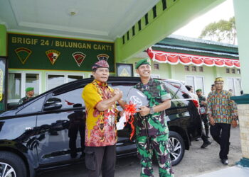 Gubernur Serahkan Hibah 1 Unit Mobil Dinas Kepada Brigif 24/Bulungan Cakti