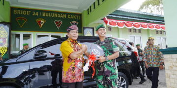 Gubernur Serahkan Hibah 1 Unit Mobil Dinas Kepada Brigif 24/Bulungan Cakti