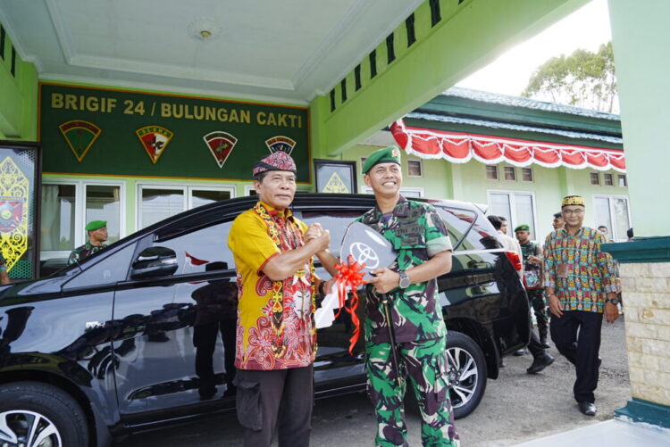 Gubernur Serahkan Hibah 1 Unit Mobil Dinas Kepada Brigif 24/Bulungan Cakti