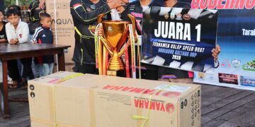Serahkan Piala, Gubernur Zainal Apresiasi Turnamen Balap Speedboat Gubernur Cup 2025