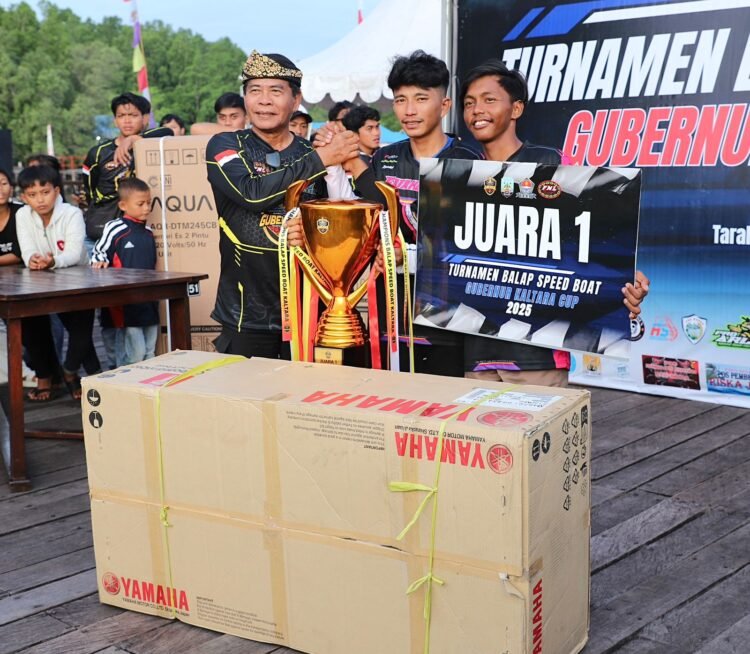 Serahkan Piala, Gubernur Zainal Apresiasi Turnamen Balap Speedboat Gubernur Cup 2025