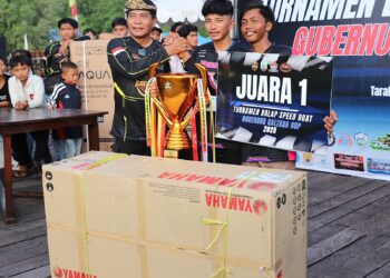 Serahkan Piala, Gubernur Zainal Apresiasi Turnamen Balap Speedboat Gubernur Cup 2025