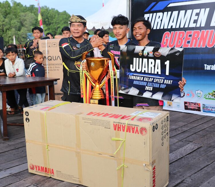 Serahkan Piala, Gubernur Zainal Apresiasi Turnamen Balap Speedboat Gubernur Cup 2025