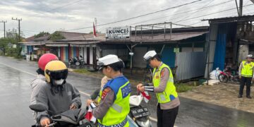 Satlantas Polres Malinau Bagikan Bendera Merah Putih, Dorong Semangat Nasionalisme