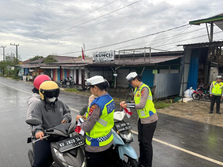 Satlantas Polres Malinau Bagikan Bendera Merah Putih, Dorong Semangat Nasionalisme