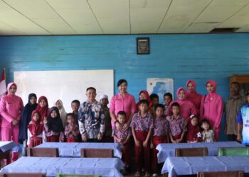 Kapolda Kaltara Sempatkan Makan Bersama Dengan Murid SDN 016 Tanjung Palas di Tengah Kunjungan Kerja