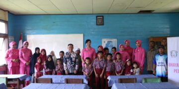 Kapolda Kaltara Sempatkan Makan Bersama Dengan Murid SDN 016 Tanjung Palas di Tengah Kunjungan Kerja