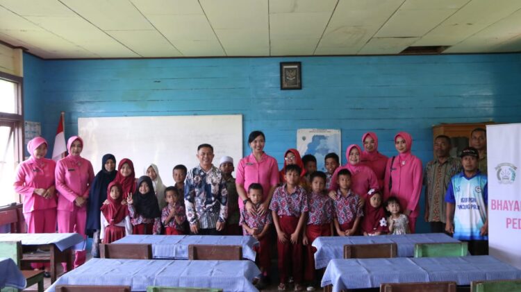 Kapolda Kaltara Sempatkan Makan Bersama Dengan Murid SDN 016 Tanjung Palas di Tengah Kunjungan Kerja