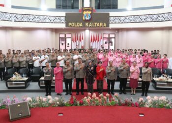 Serah Terima Ibu Asuh Polwan Polda Kaltara Dari Ny. Dion Hary Kepada Ny. Sari Djati