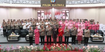 Serah Terima Ibu Asuh Polwan Polda Kaltara Dari Ny. Dion Hary Kepada Ny. Sari Djati