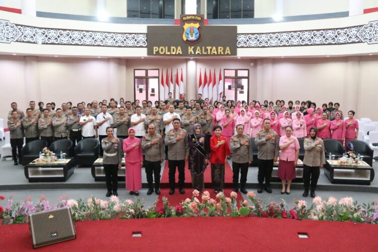 Serah Terima Ibu Asuh Polwan Polda Kaltara Dari Ny. Dion Hary Kepada Ny. Sari Djati