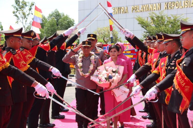 Pelepasan Irjen Pol. Hary Sudwijanto S.I.K., M.Si Bersama Ny. Dion Hary Sudwijanto di Mako Polda Kaltara