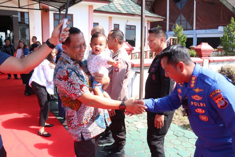 Sejumlah PJU Polda Kaltara Mengantarkan Irjen Pol. Hary Sudwijanto S.I.K., M.Si di Bandara Tarakan