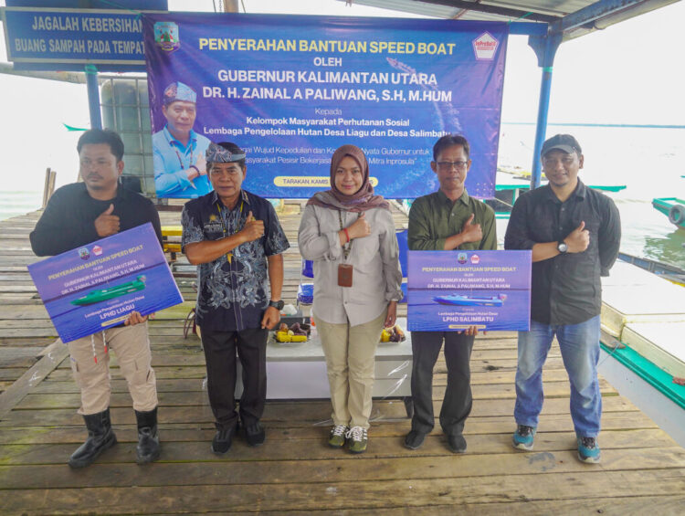 Serahkan Bantuan Speedboat, Gubernur Pesan Jaga Kawasan Hutan dan Mangrove