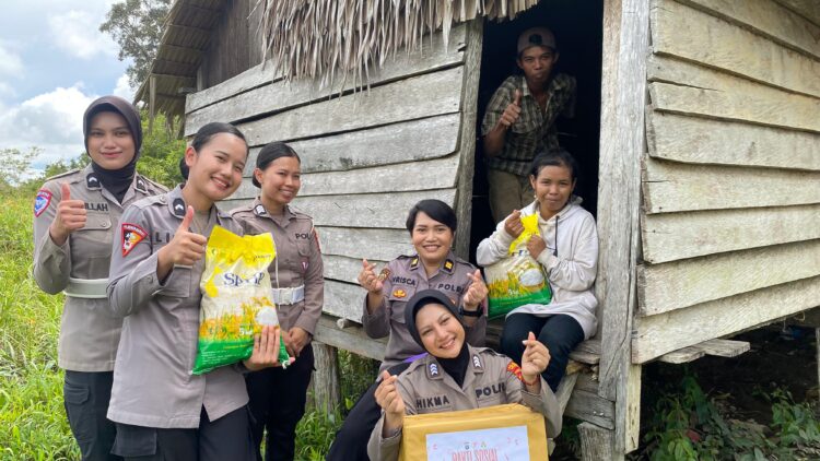 Polwan Polda Kaltara Gelar Bakti Sosial di Desa Apung dalam Rangka Hari Jadi Polwan ke-77