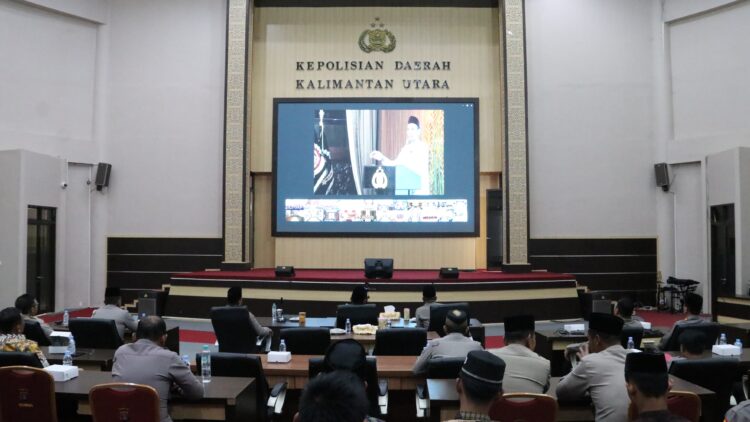 Bersama Ust Abdul Somad, Personel Polda Kaltara Bersama Polres/Ta Jajaran Laksanakan Binrohtal Virtual