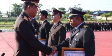 Kapolda Kaltara Berikan Penghargaan kepada Personel dan Warga Sipil Berprestasi