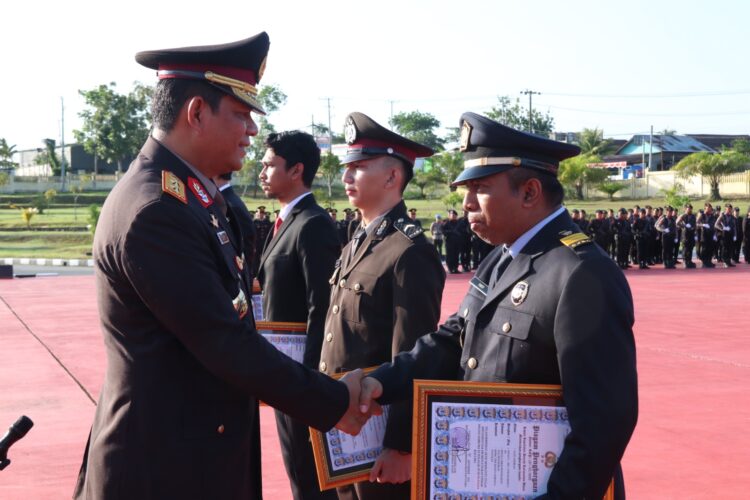 Kapolda Kaltara Berikan Penghargaan kepada Personel dan Warga Sipil Berprestasi