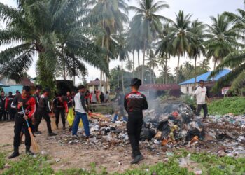 Bintara Remaja AK 52/56 Polda Kaltara Gelar Bakti Sosial Bersihkan Pantai Mudani