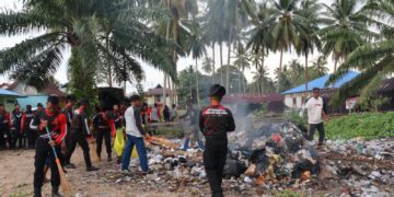Bintara Remaja AK 52/56 Polda Kaltara Gelar Bakti Sosial Bersihkan Pantai Mudani
