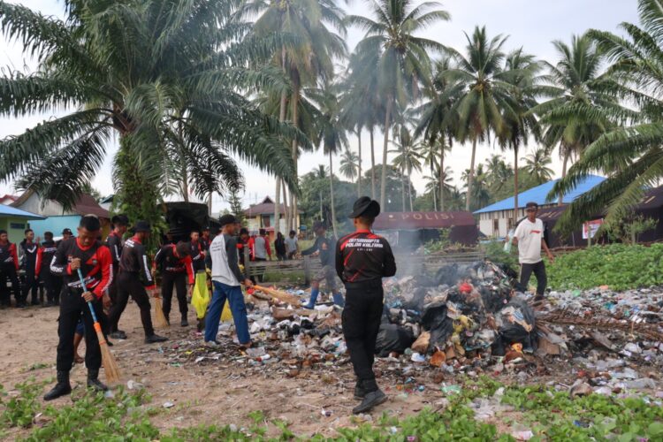 Bintara Remaja AK 52/56 Polda Kaltara Gelar Bakti Sosial Bersihkan Pantai Mudani
