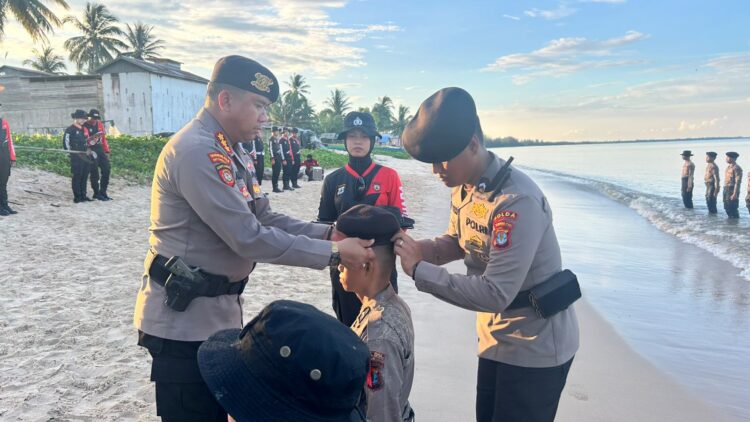 Direktorat Samapta Polda Kaltara Kukuhkan Baja AK 52/56 Lewat Tradisi Pembaretan di Tanah Kuning