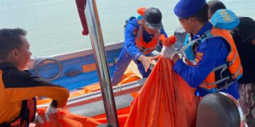 Dua Pemancing Ditemukan Meninggal Dunia Setelah Diterjang Ombak di Perairan Pantai Amal
