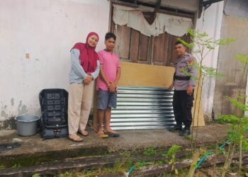Kapolres Tarakan Serahkan Bantuan Material Bangunan untuk Rehab Rumah Warga