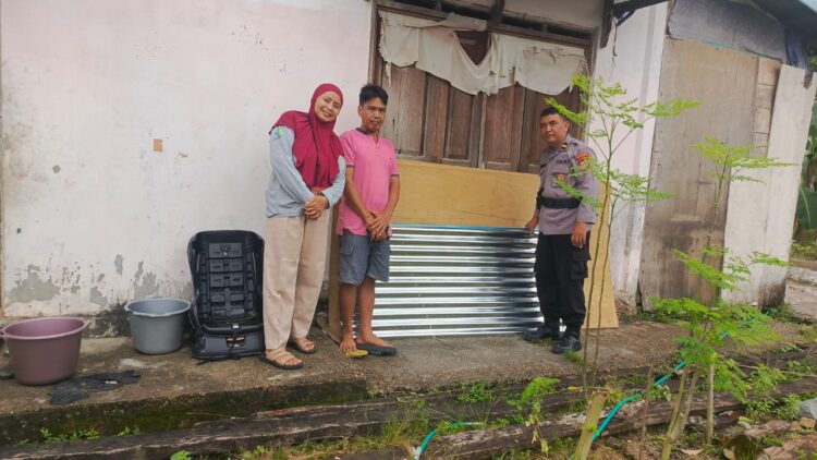 Kapolres Tarakan Serahkan Bantuan Material Bangunan untuk Rehab Rumah Warga
