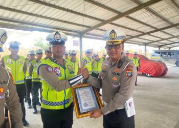 Dirlantas Polda Kaltara Berikan Penghargaan Kepada Personel Yang Berprestasi