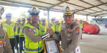 Dirlantas Polda Kaltara Berikan Penghargaan Kepada Personel Yang Berprestasi