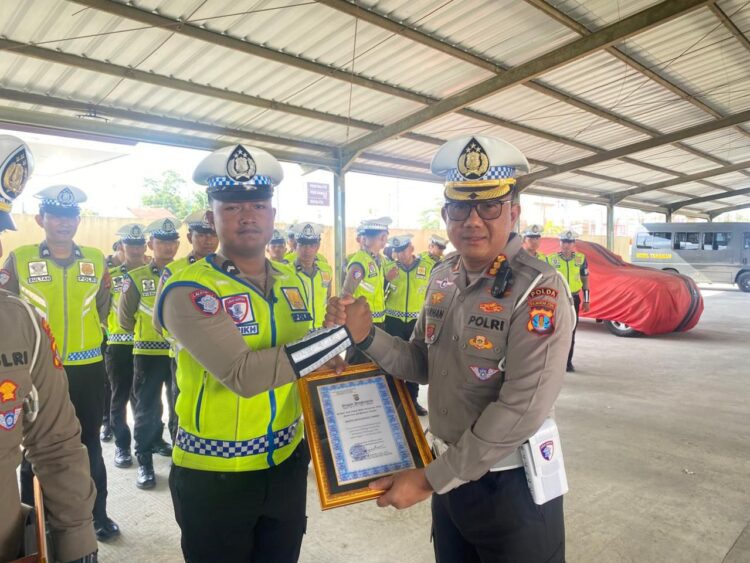 Dirlantas Polda Kaltara Berikan Penghargaan Kepada Personel Yang Berprestasi