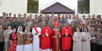 Komitmen Rohani, Personel Katholik Polda Kaltara Antusias Jadi petugas Ibadah di Gereja