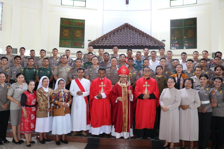 Komitmen Rohani, Personel Katholik Polda Kaltara Antusias Jadi petugas Ibadah di Gereja