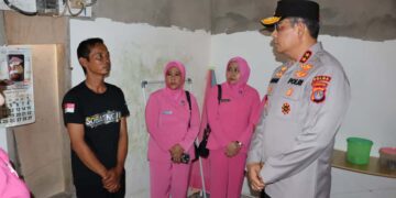 Prihatin, Kapolda Kaltara Kunjungi Rumah Korban Yang Terdampak Gempa