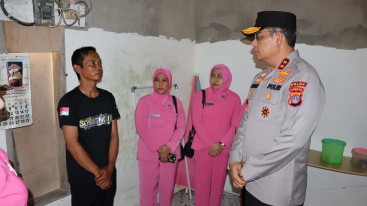 Prihatin, Kapolda Kaltara Kunjungi Rumah Korban Yang Terdampak Gempa