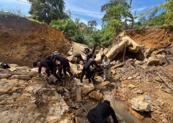 Brimob Polda Kaltara Bangun Kembali Jembatan Roboh akibat Longsor di Sebatik Tengah