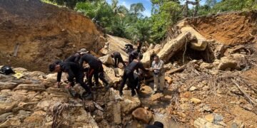 Brimob Polda Kaltara Bangun Kembali Jembatan Roboh akibat Longsor di Sebatik Tengah