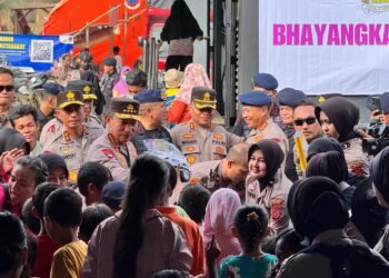 Kapolri Tinjau Posko Pengungsian di Aceh Tamiang, Salurkan Bantuan ke Korban Bencana