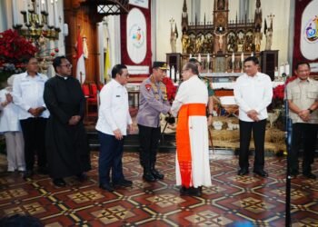 Tinjau 2 Gereja, Kapolri Pastikan Pengamanan dan Pelayanan Misa Malam Natal