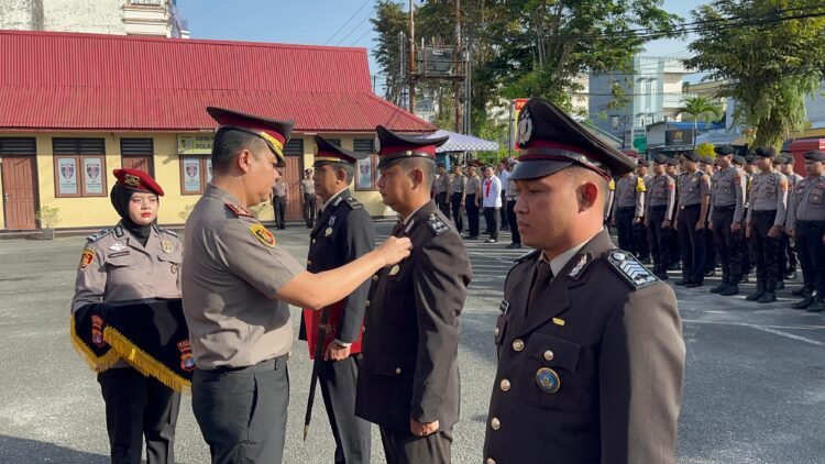 Personel Polres Tarakan Berdedikasi Tinggi Dianugerahi Satyalancana Pengabdian dan Reward
