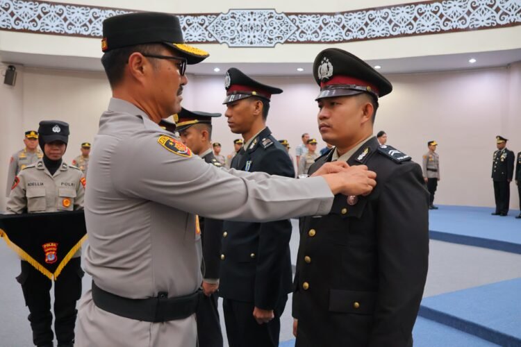 Wakapolda Kaltara Pimpin Penganugerahan Satyalancana Pengabdian Kepada Personel Polda Kaltara