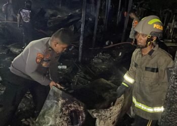 Diduga Akibat Aktifitas Kios BBM, Ditsamapta dan Petugas Gabungan Bahu-Membahu Padamkan Api