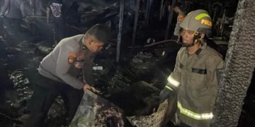 Diduga Akibat Aktifitas Kios BBM, Ditsamapta dan Petugas Gabungan Bahu-Membahu Padamkan Api