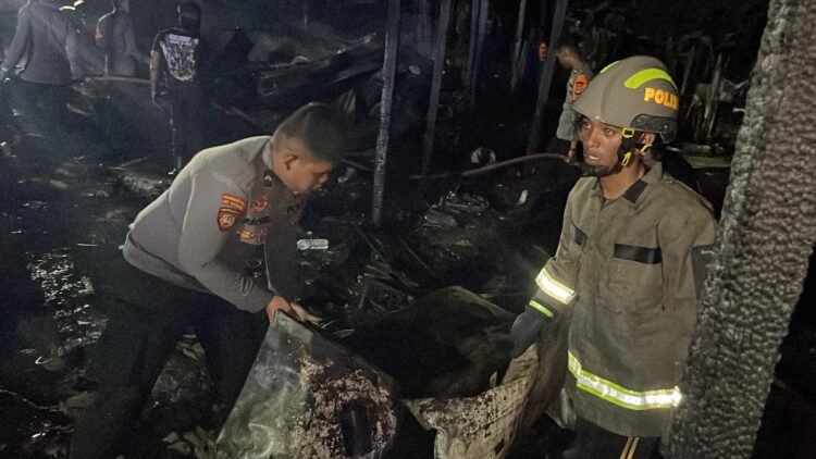 Diduga Akibat Aktifitas Kios BBM, Ditsamapta dan Petugas Gabungan Bahu-Membahu Padamkan Api