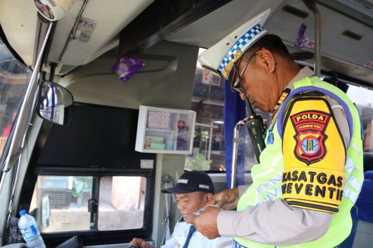 Personel Ops Keselamatan Kayan Lakukan Ramp Check 4 Bus Damri, Hanya 3 Laik Jalan