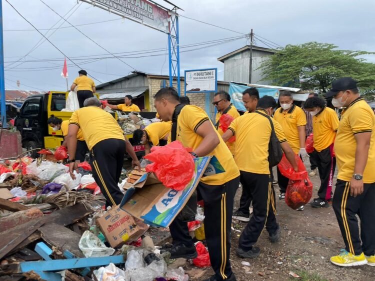 Polres Nunukan Gelar Kerja Bakti di Pasar Inhutani, Wujudkan Lingkungan Bersih dan Kondusif