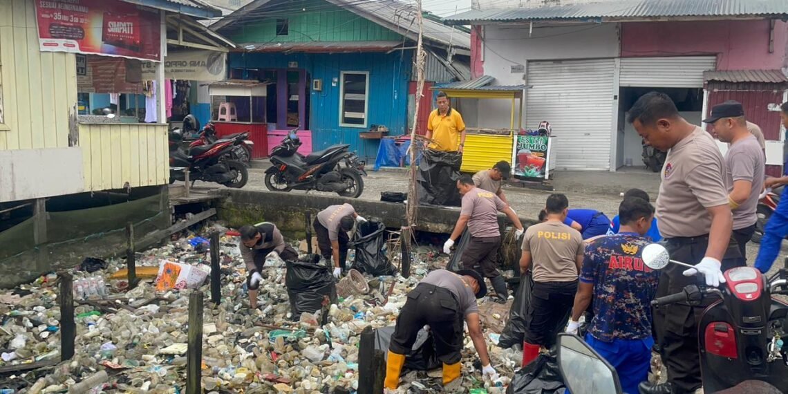 Polres Tarakan Gelar Aksi Bersih-Bersih, Ajak Masyarakat Jaga Kebersihan dan Peduli Lingkungan