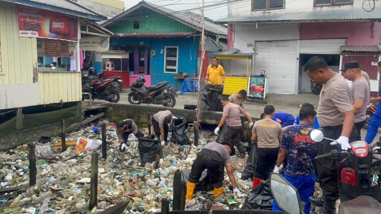 Polres Tarakan Gelar Aksi Bersih-Bersih, Ajak Masyarakat Jaga Kebersihan dan Peduli Lingkungan